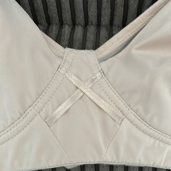 WONDERBRA wire free full coverage bra size 38C - Picture 6 of 8